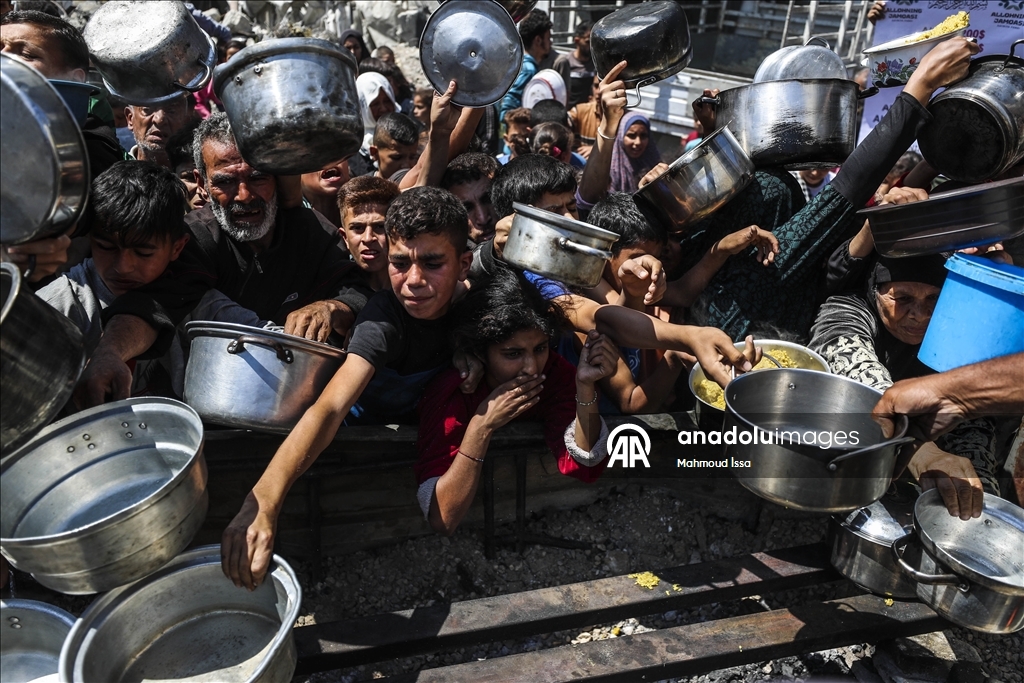 İsrail saldırısı ve ambargosu altındaki Gazze’deki Filistinlilere yemek dağıtıldı