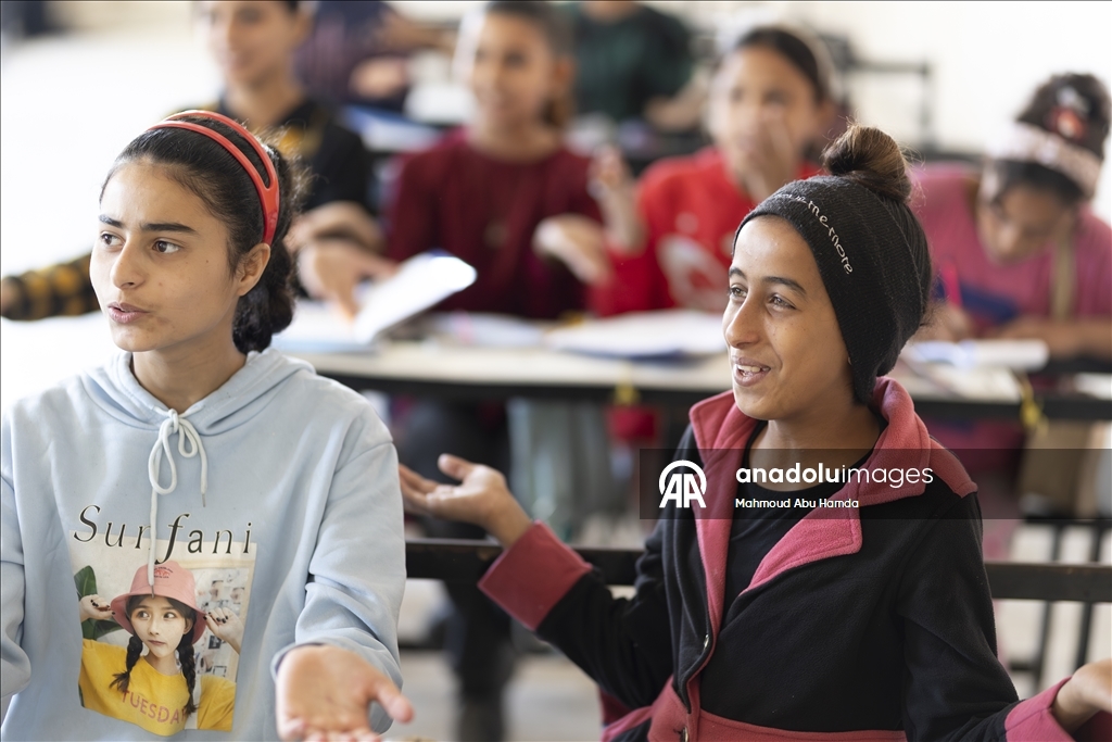 Класс посреди руин