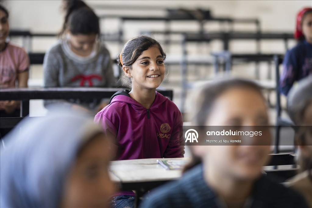 Gazzeli öğretmen Dina, İslam Üniversitesi'nde oluşturduğu sınıfta eğitime devam ediyor