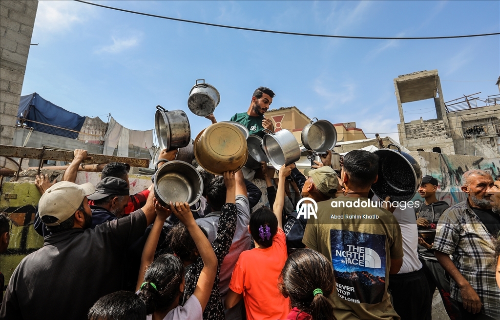 Hot meals distributed to displaced Palestinians under Israeli attacks in Khan Yunis