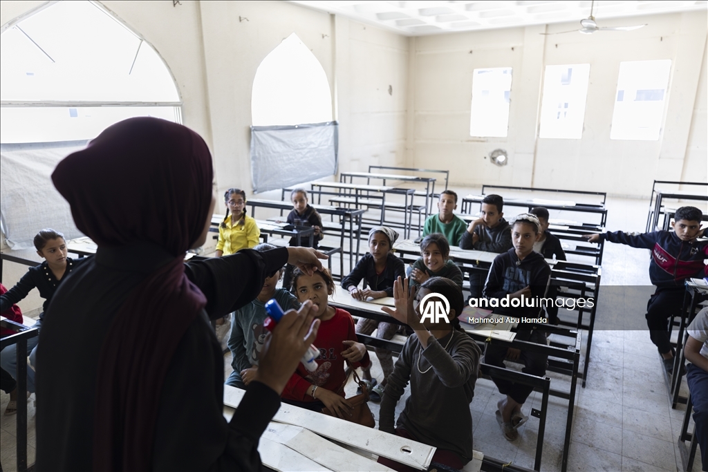 Класс посреди руин