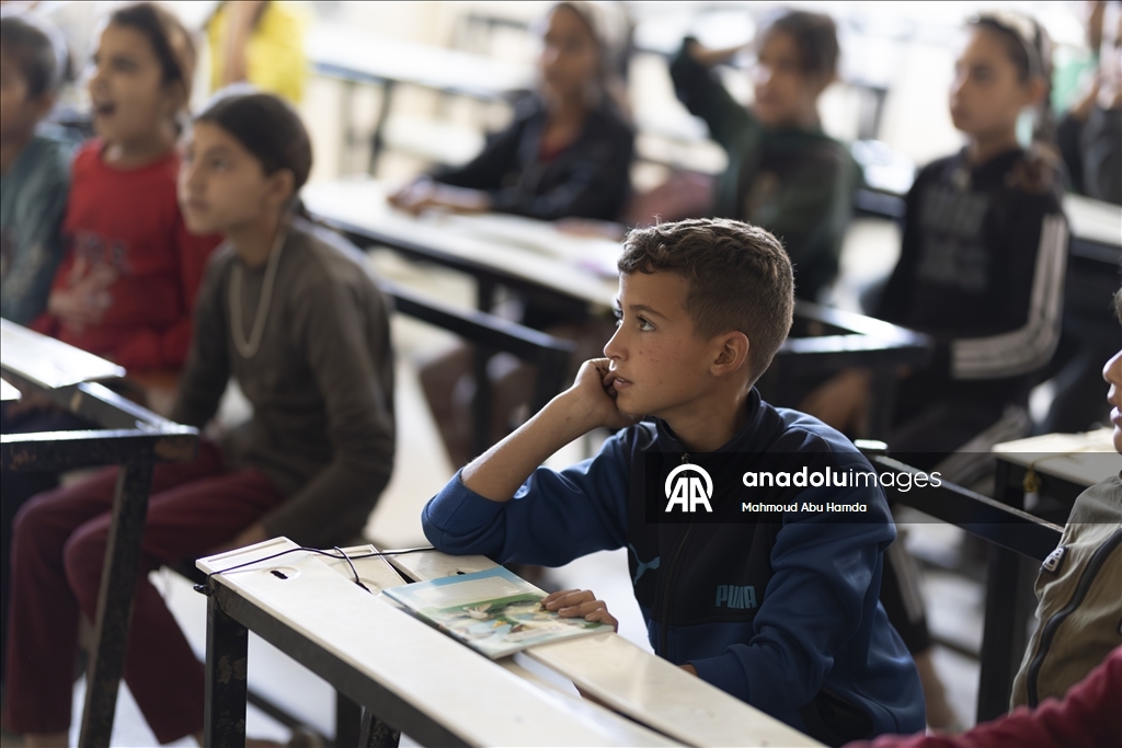 Класс посреди руин