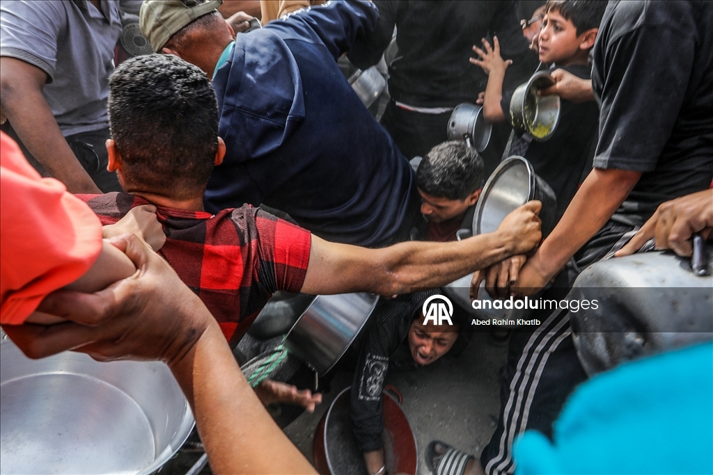 Hot meals distributed to displaced Palestinians under Israeli attacks in Khan Yunis