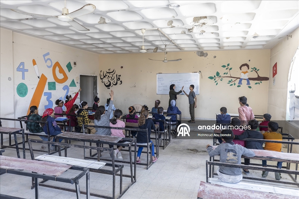 Gazzeli öğretmen Dina, İslam Üniversitesi'nde oluşturduğu sınıfta eğitime devam ediyor