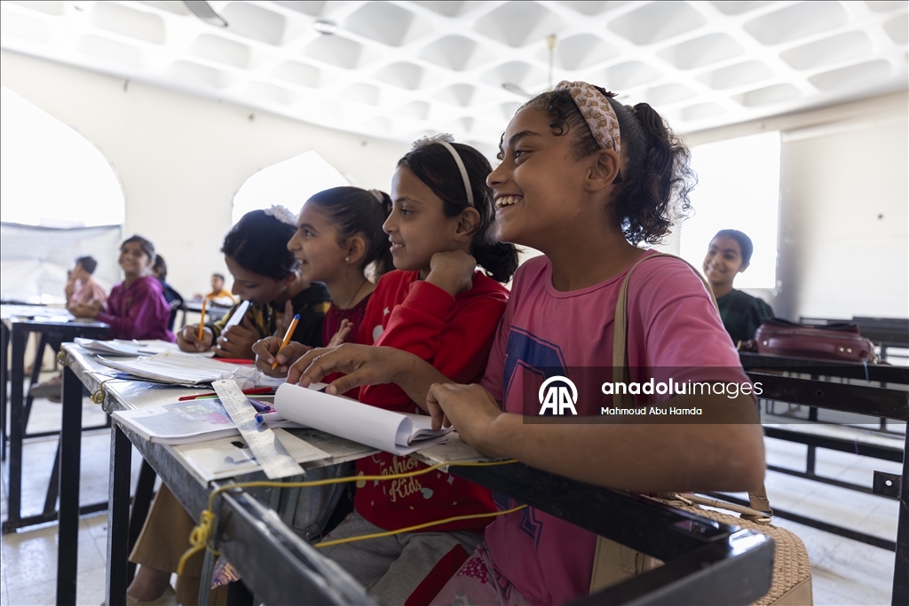 Класс посреди руин