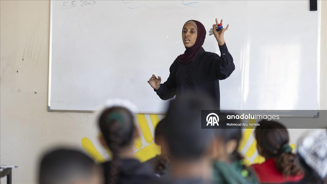 Gazzeli öğretmen Dina, İslam Üniversitesi'nde oluşturduğu sınıfta eğitime devam ediyor