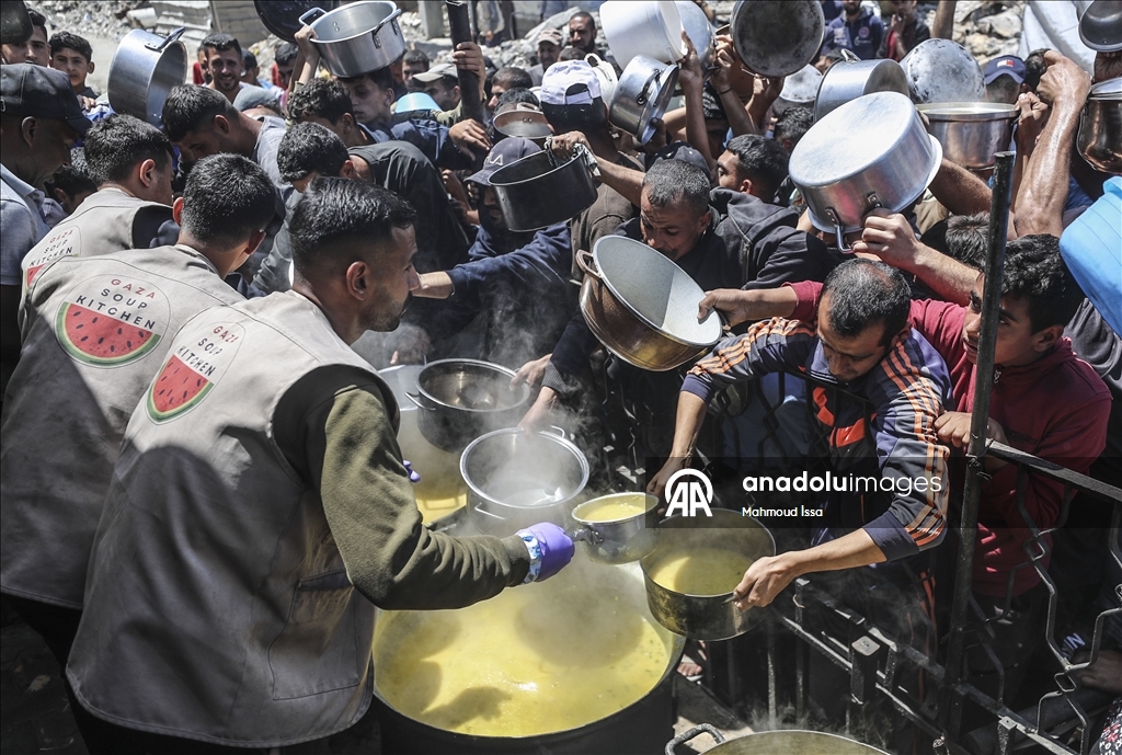 İsrail saldırısı ve ambargosu altındaki Gazze’deki Filistinlilere yemek dağıtıldı