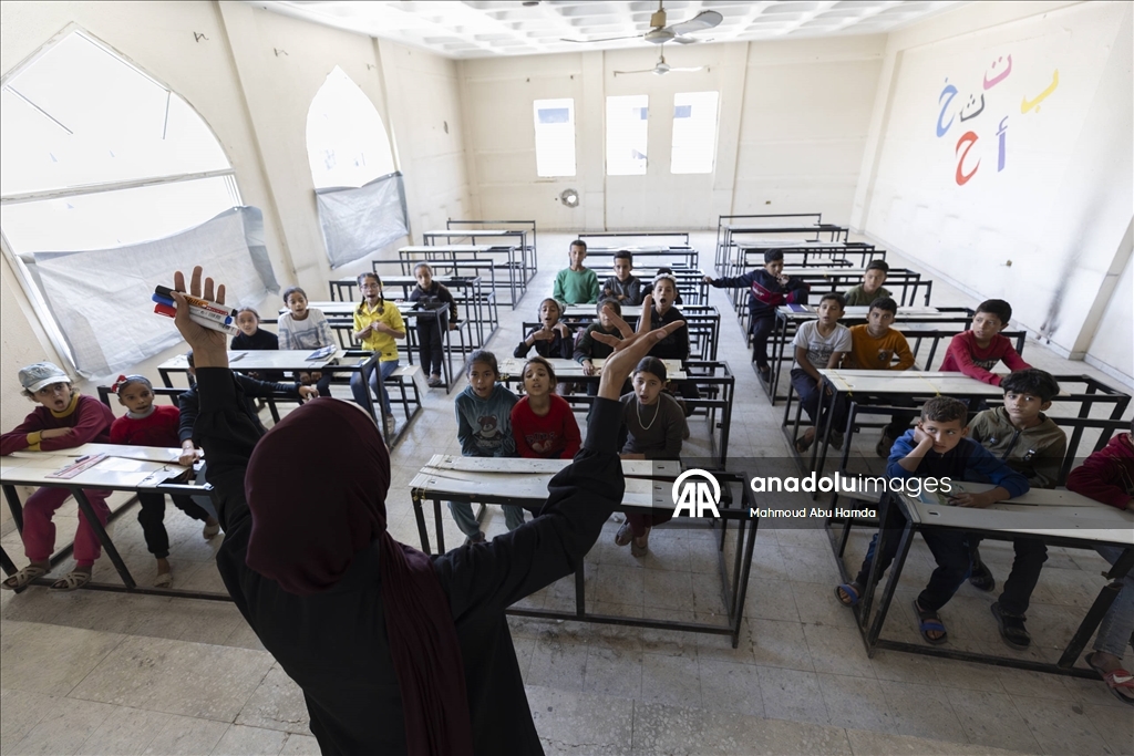 Gazzeli öğretmen Dina, İslam Üniversitesi'nde oluşturduğu sınıfta eğitime devam ediyor