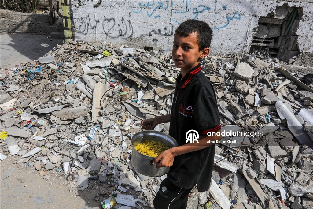 Hot meals distributed to displaced Palestinians under Israeli attacks in Khan Yunis
