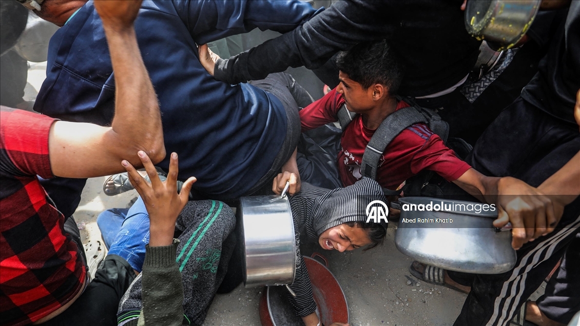 Hot meals distributed to displaced Palestinians under Israeli attacks in Khan Yunis
