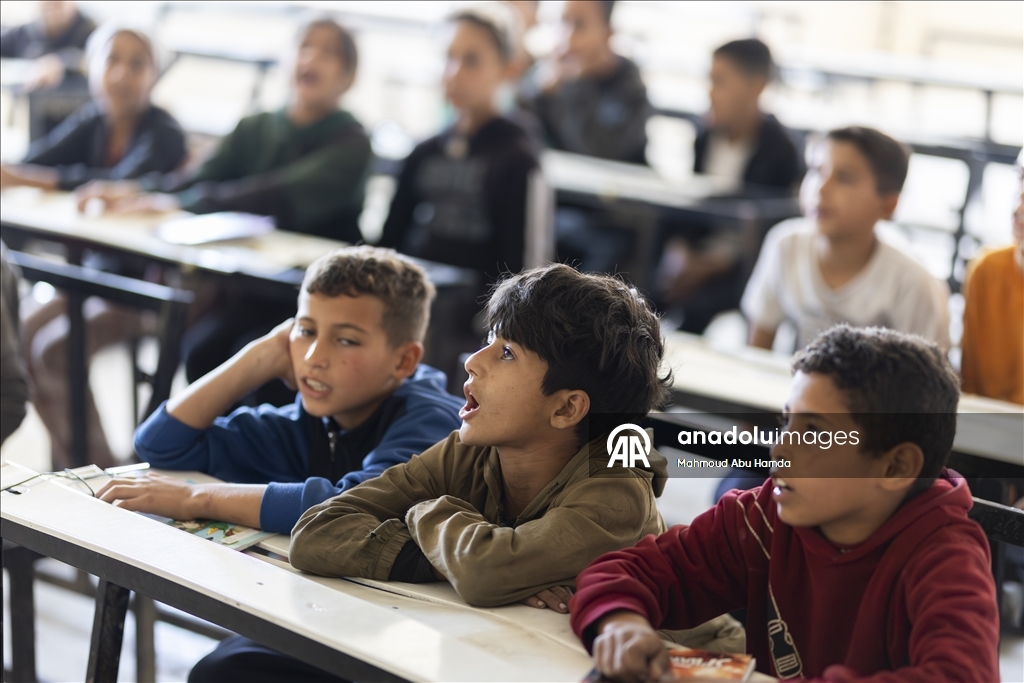 Класс посреди руин