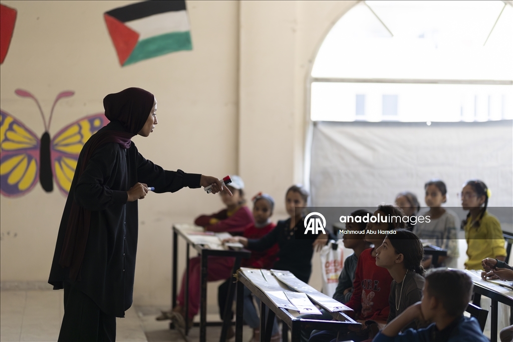 Класс посреди руин