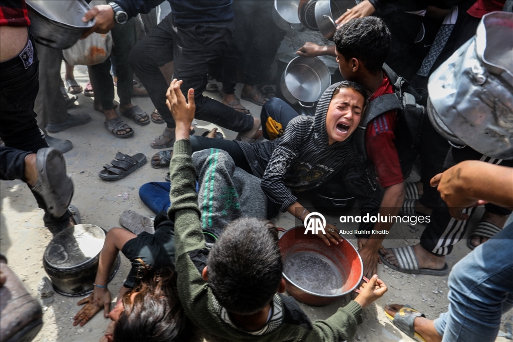 Hot meals distributed to displaced Palestinians under Israeli attacks in Khan Yunis