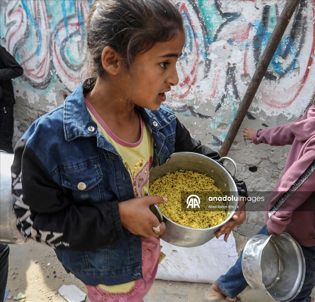 Hot meals distributed to displaced Palestinians under Israeli attacks in Khan Yunis