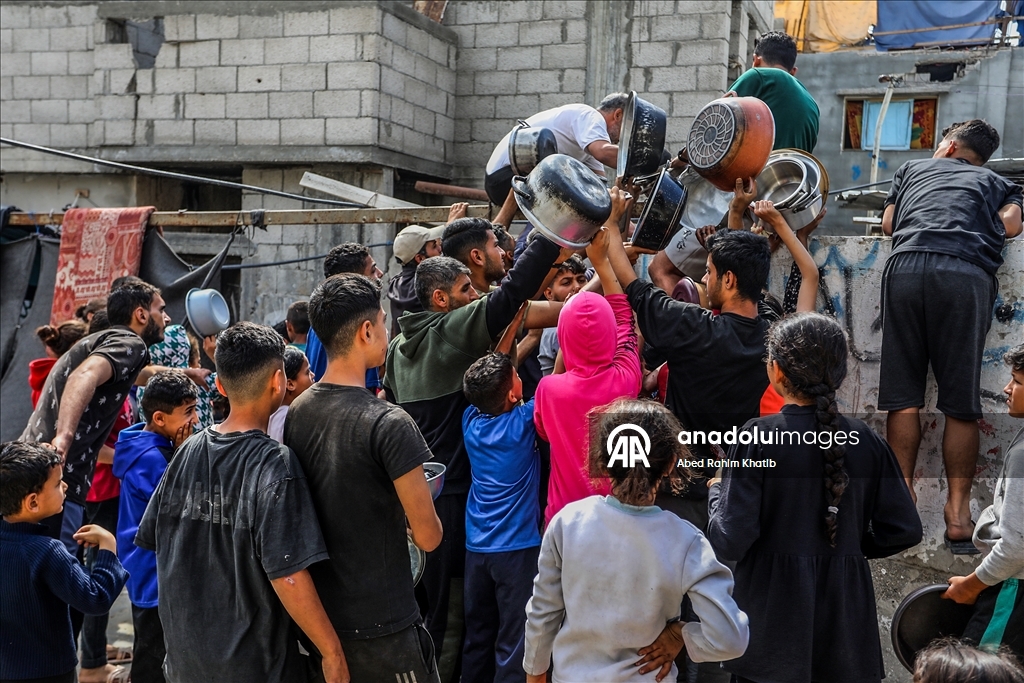 Hot meals distributed to displaced Palestinians under Israeli attacks in Khan Yunis