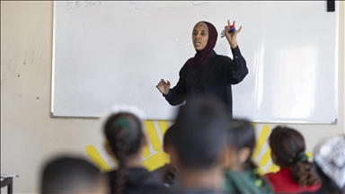 Gazzeli öğretmen Dina, İslam Üniversitesi'nde oluşturduğu sınıfta eğitime devam ediyor