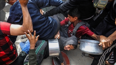 Hot meals distributed to displaced Palestinians under Israeli attacks in Khan Yunis