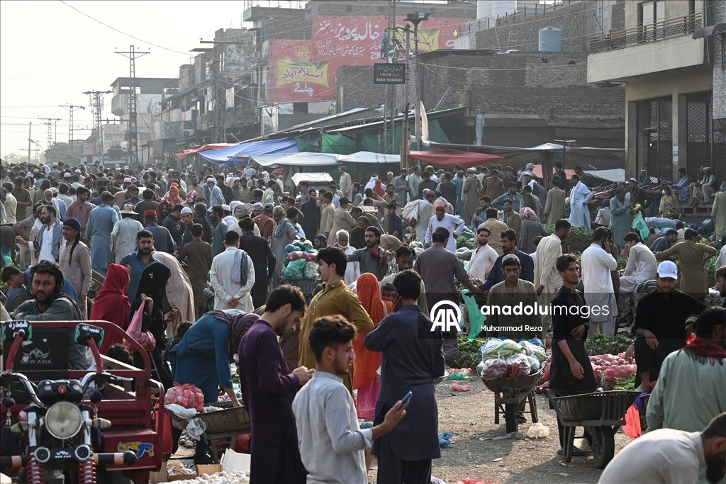 Pakistan'ın başkenti İslamabad'da halk acil durumlar için gıda ve temel ihtiyaç malzemeleri stokluyor