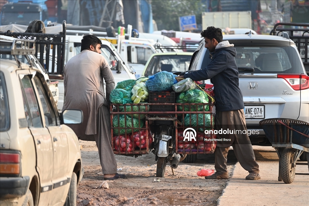 Pakistan'ın başkenti İslamabad'da halk acil durumlar için gıda ve temel ihtiyaç malzemeleri stokluyor