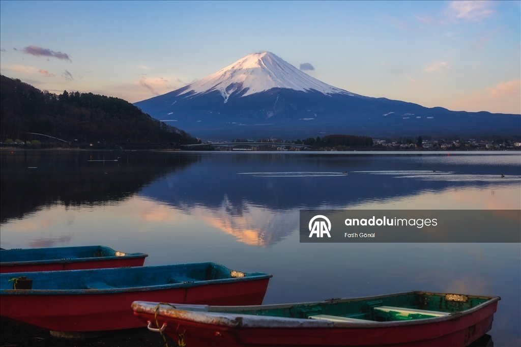 Japonya'nın doğal güzelliklere sahip Fuji Dağı ve Yamanakako Gölü