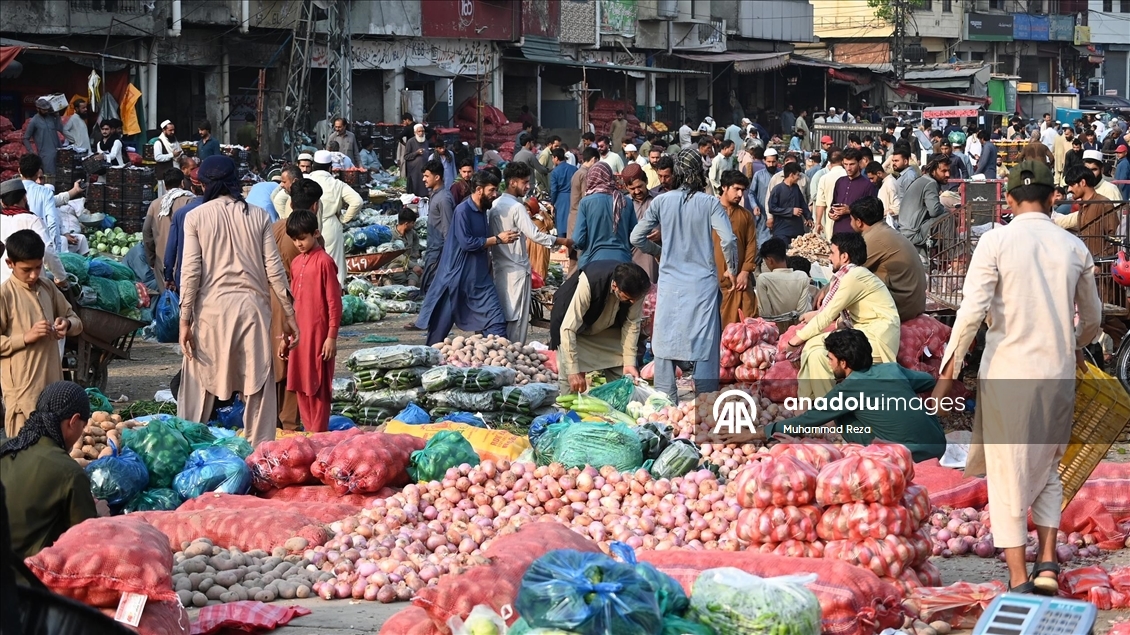 Pakistan'ın başkenti İslamabad'da halk acil durumlar için gıda ve temel ihtiyaç malzemeleri stokluyor