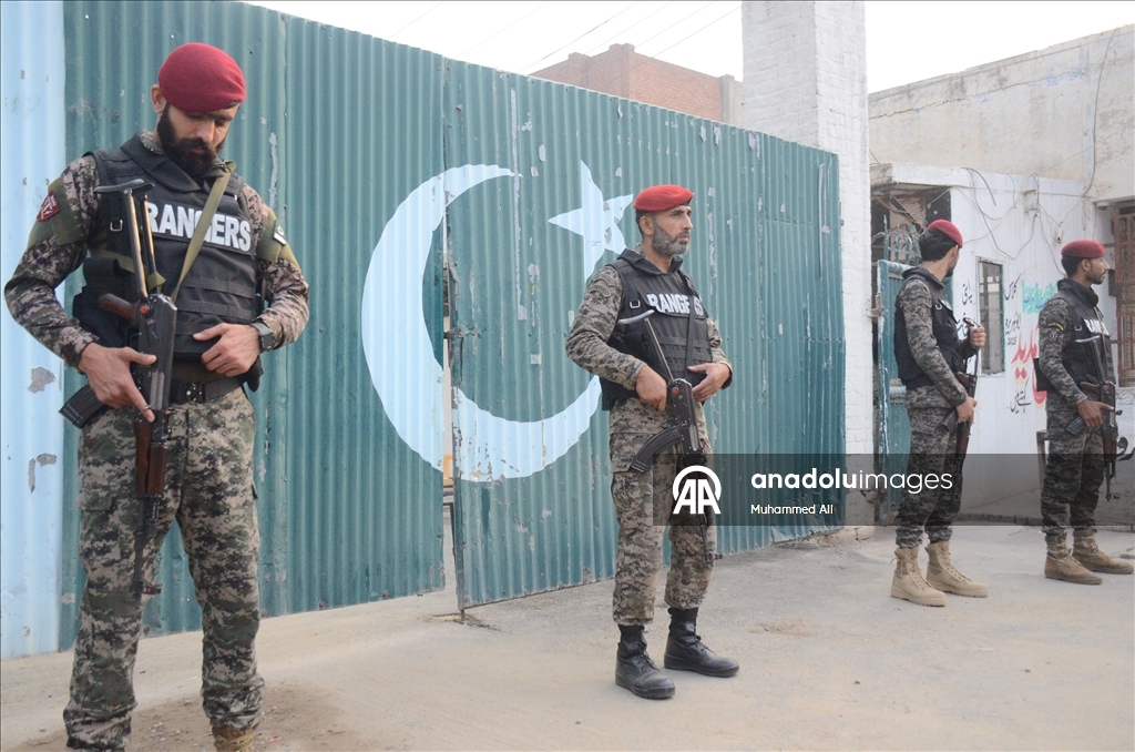 Pakistanlı askerler Lahor kentinde güvenlik önlemleri aldı