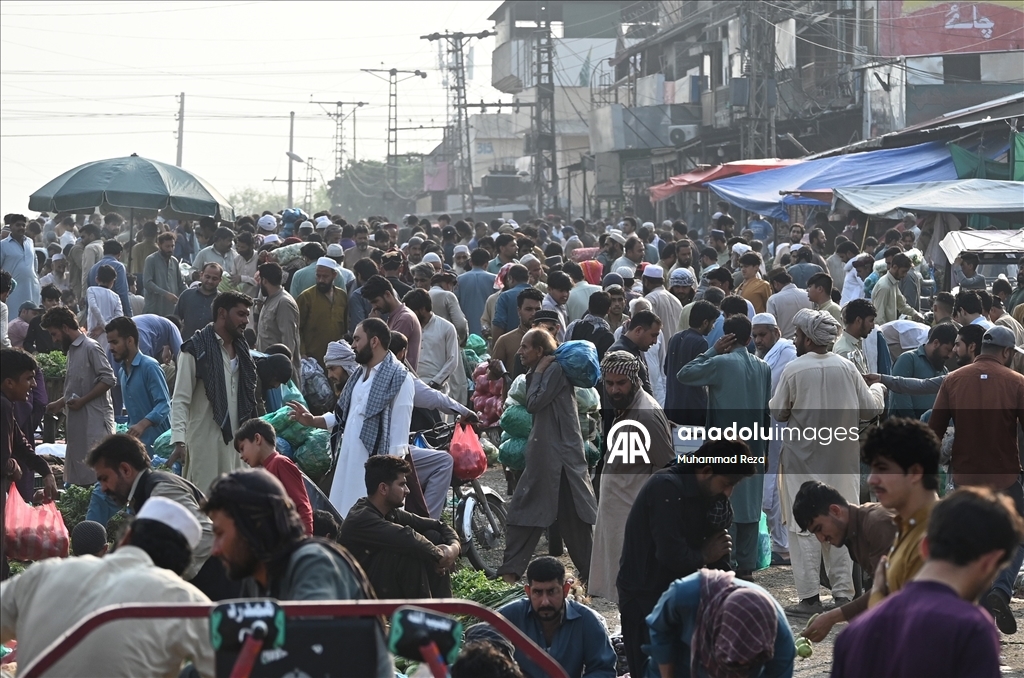 Pakistan'ın başkenti İslamabad'da halk acil durumlar için gıda ve temel ihtiyaç malzemeleri stokluyor