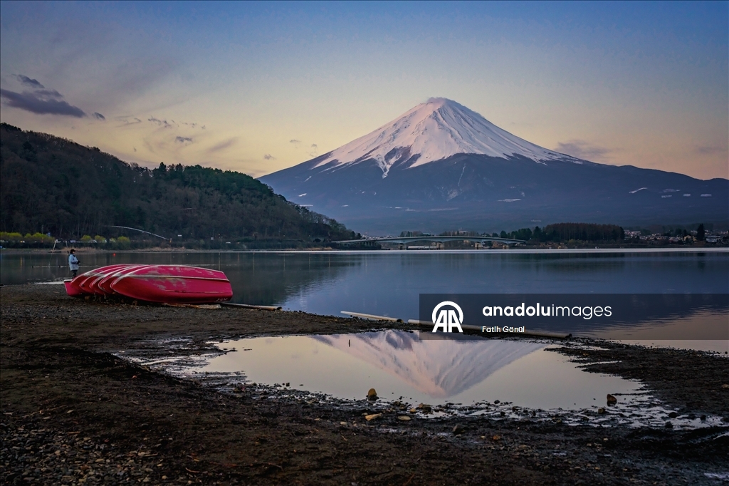 Japonya'nın doğal güzelliklere sahip Fuji Dağı ve Yamanakako Gölü