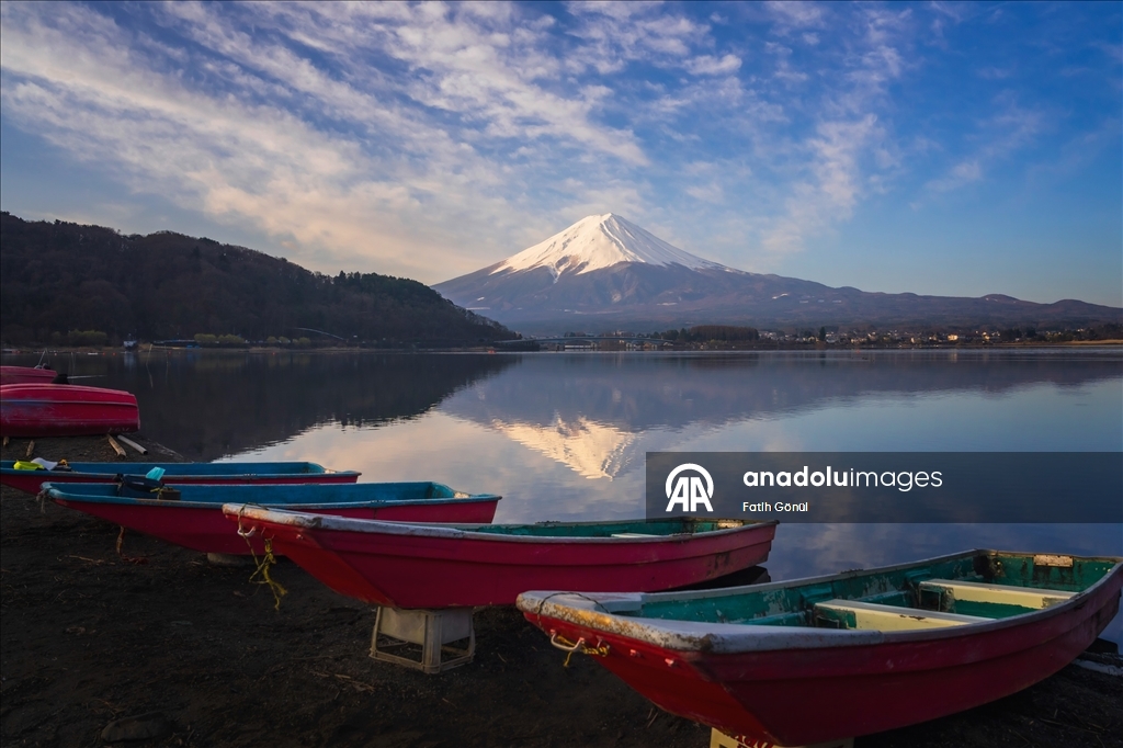 Japonya'nın doğal güzelliklere sahip Fuji Dağı ve Yamanakako Gölü