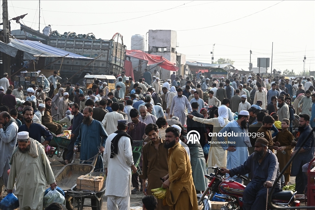 Pakistan'ın başkenti İslamabad'da halk acil durumlar için gıda ve temel ihtiyaç malzemeleri stokluyor