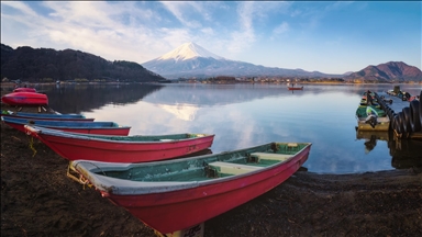 Japonya'nın doğal güzelliklere sahip Fuji Dağı ve Yamanakako Gölü