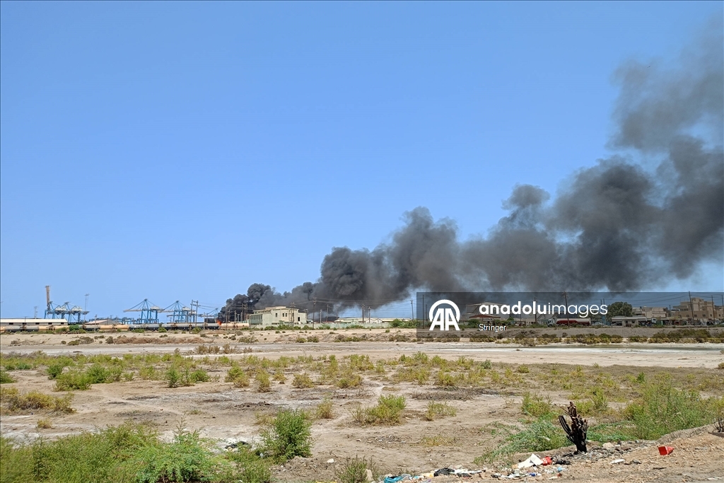Sudan'ın Port Sudan kentindeki liman yangın devam ediyor
