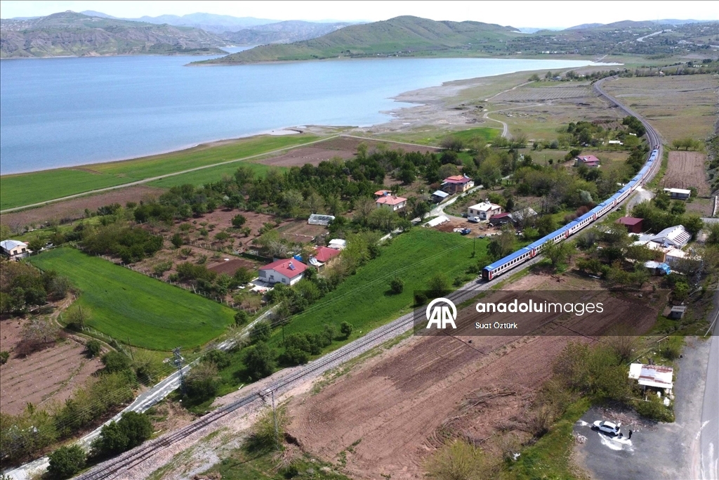 Vangölü Ekspresi'nin güzergahı fotoğraf meraklılarına kartpostallık kareler sunuyor