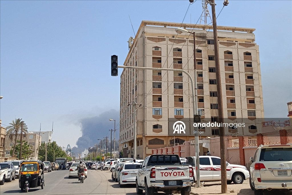 Sudan'ın Port Sudan kentindeki liman yangın devam ediyor