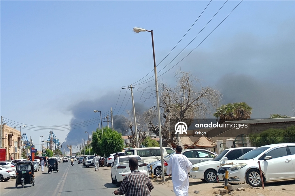 Sudan'ın Port Sudan kentindeki liman yangın devam ediyor