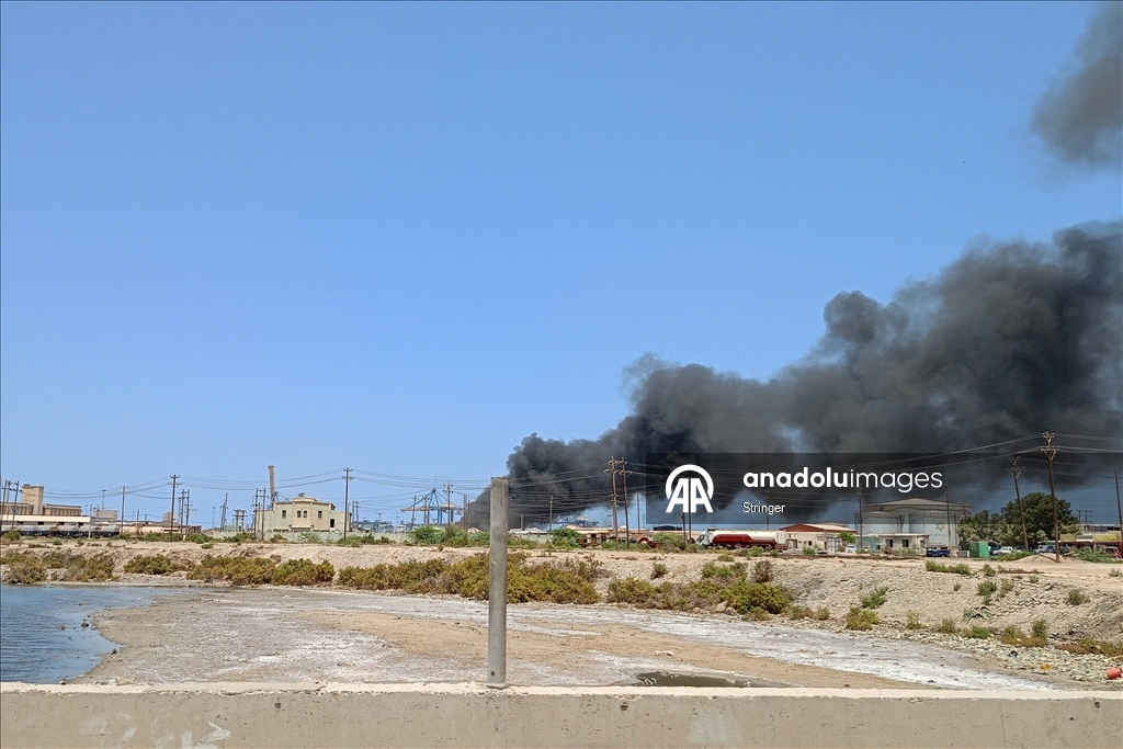 Sudan'ın Port Sudan kentindeki liman yangın devam ediyor