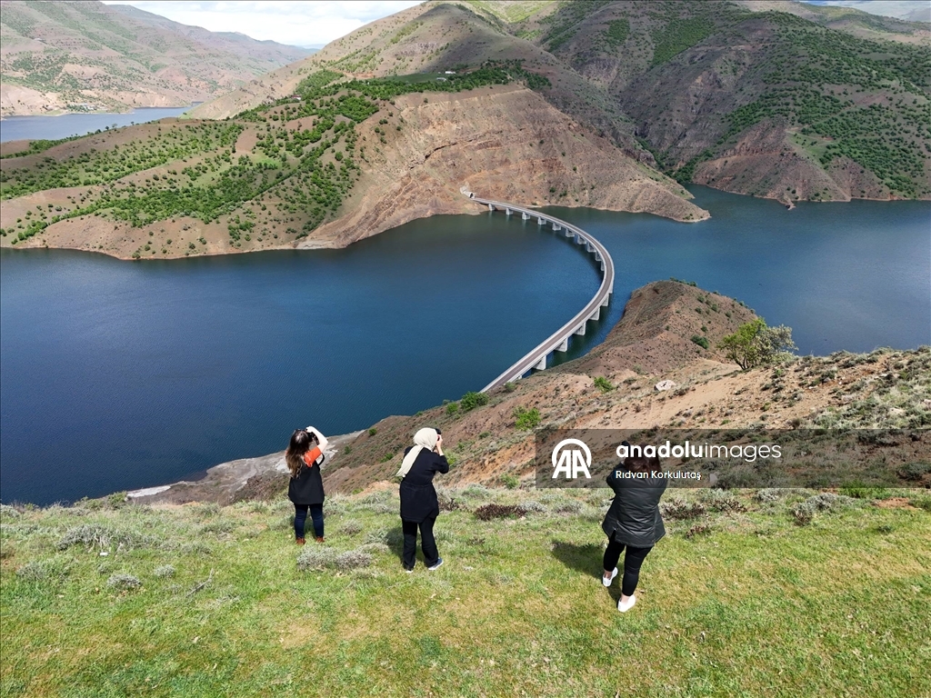 Vangölü Ekspresi'nin güzergahı fotoğraf meraklılarına kartpostallık kareler sunuyor