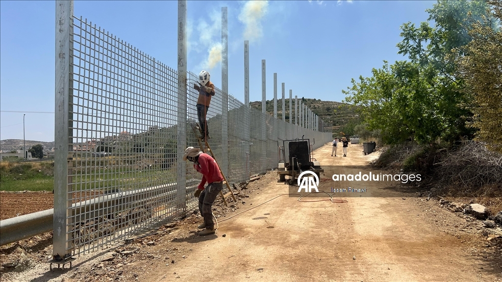 الضفة.. جدار إسرائيلي يحوّل بلدة سنجل الفلسطينية إلى سجن