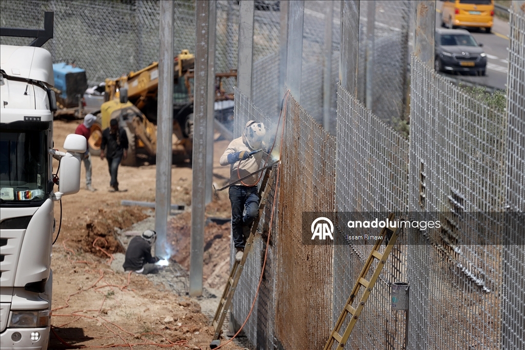 الضفة.. جدار إسرائيلي يحوّل بلدة سنجل الفلسطينية إلى سجن