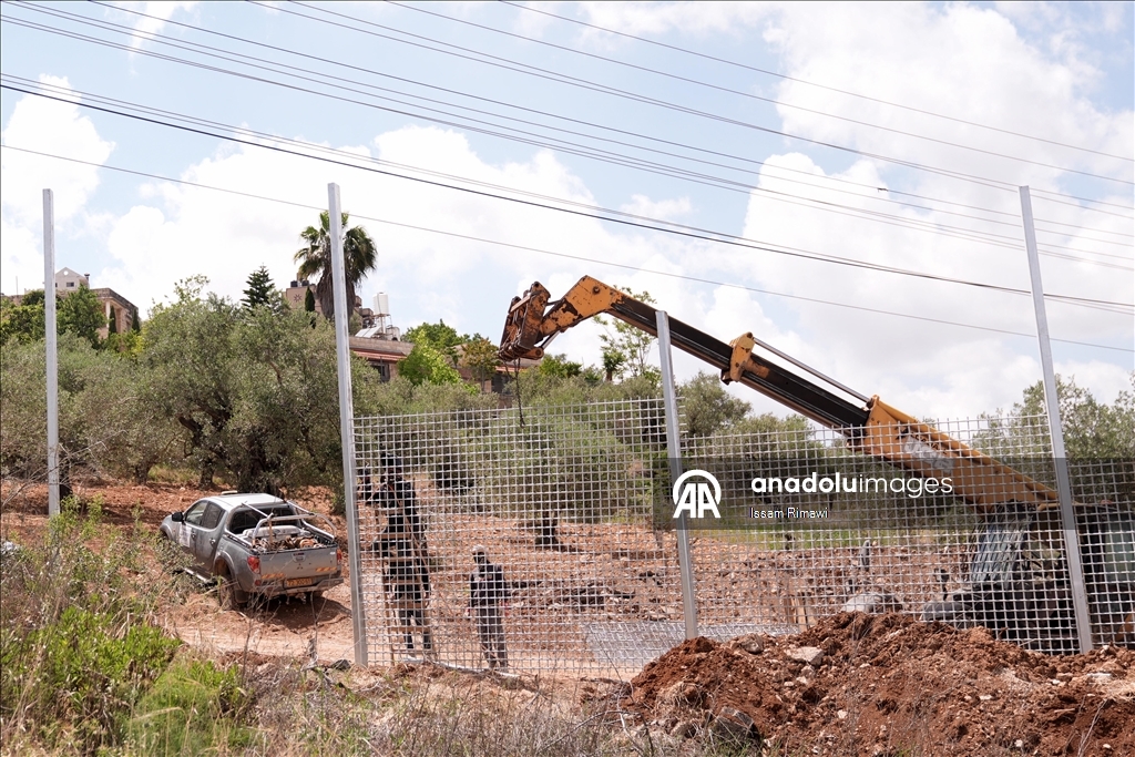 الضفة.. جدار إسرائيلي يحوّل بلدة سنجل الفلسطينية إلى سجن