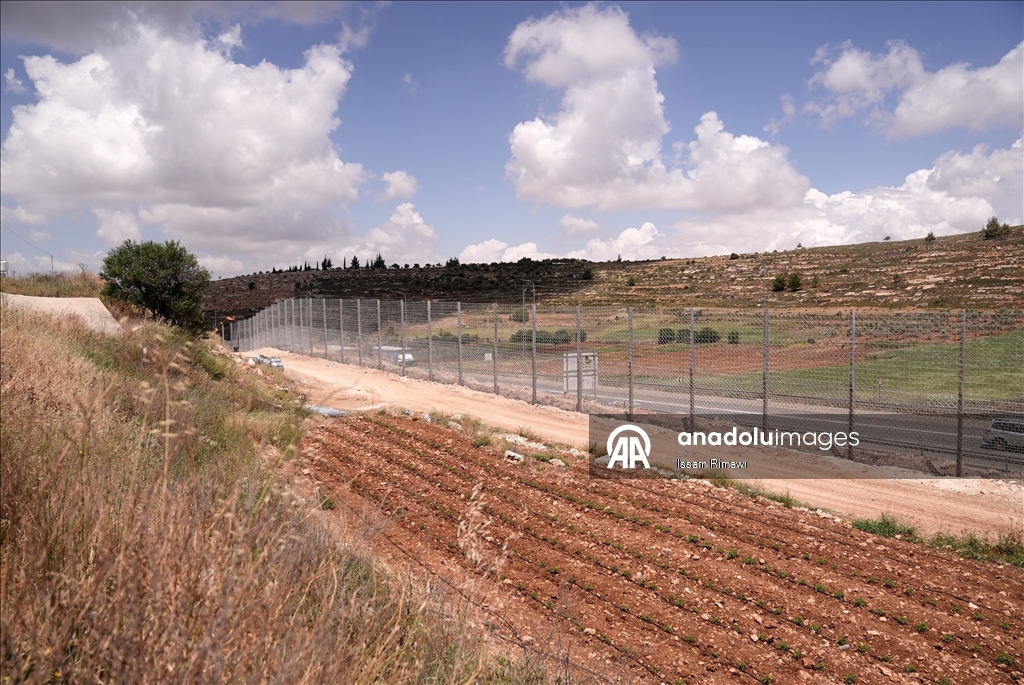 الضفة.. جدار إسرائيلي يحوّل بلدة سنجل الفلسطينية إلى سجن
