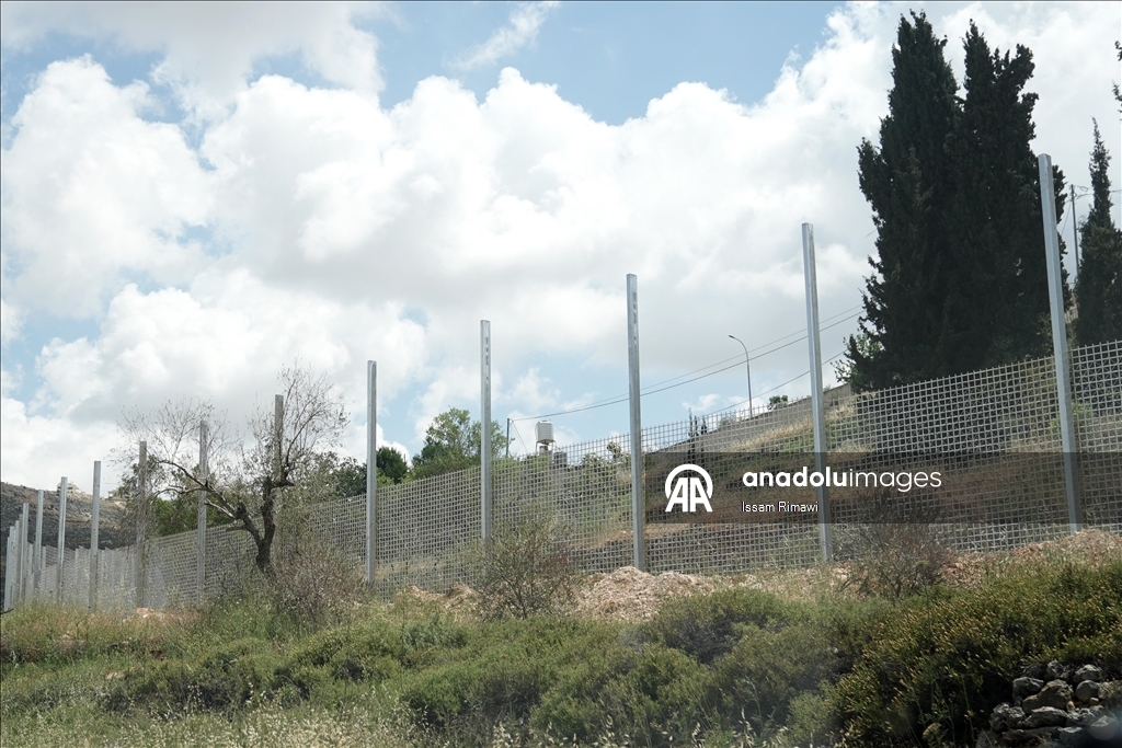 الضفة.. جدار إسرائيلي يحوّل بلدة سنجل الفلسطينية إلى سجن