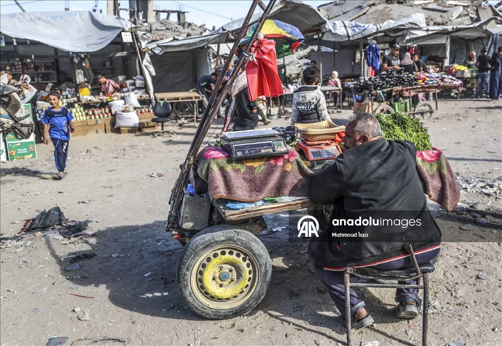 В Газе продолжает обострятся продовольственный кризис: у пунктов распределения помощи выстроились длинные очереди