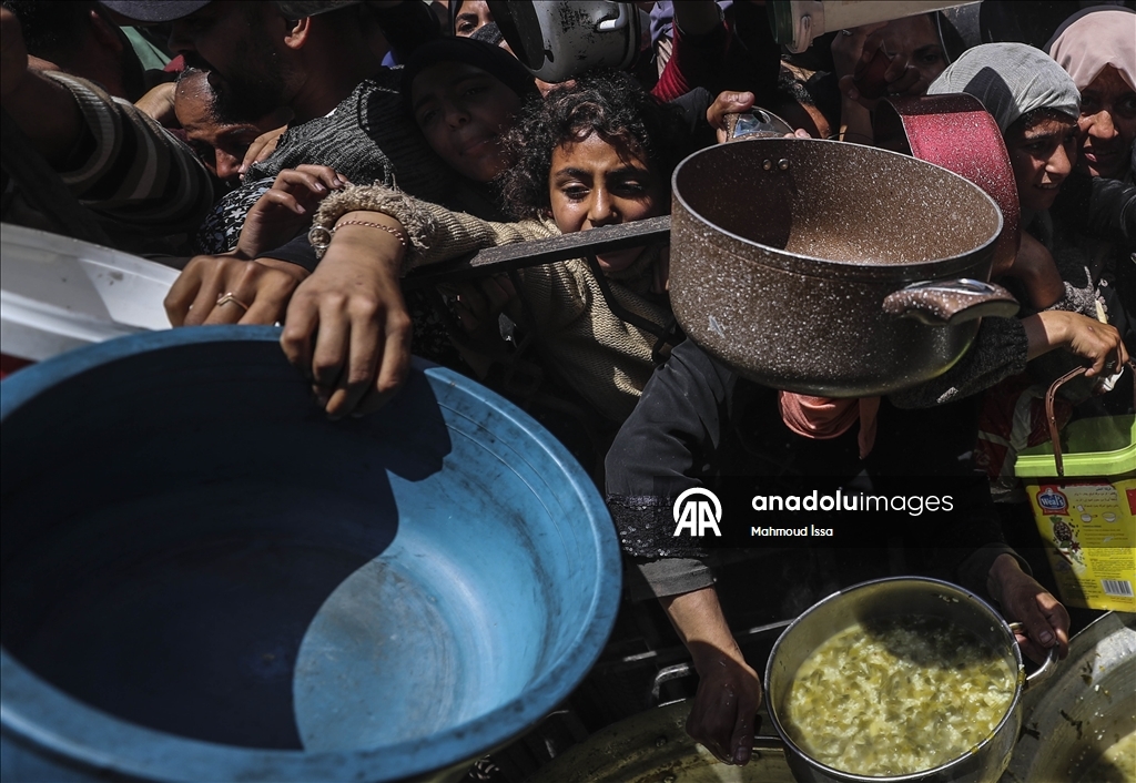 В Газе продолжает обострятся продовольственный кризис: у пунктов распределения помощи выстроились длинные очереди