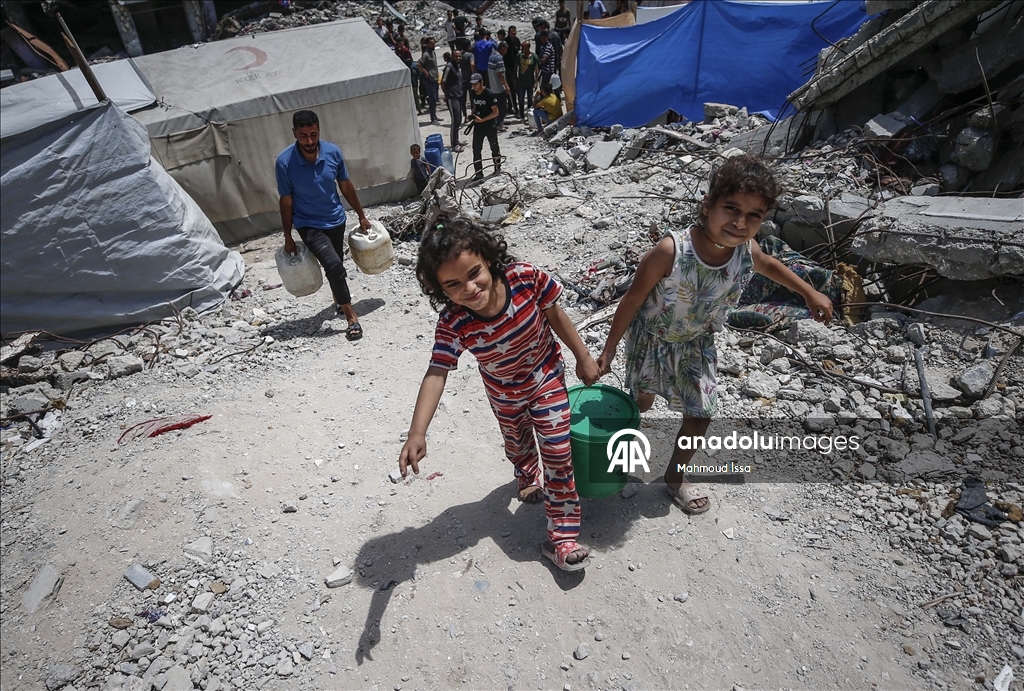 В Газе продолжает обострятся продовольственный кризис: у пунктов распределения помощи выстроились длинные очереди