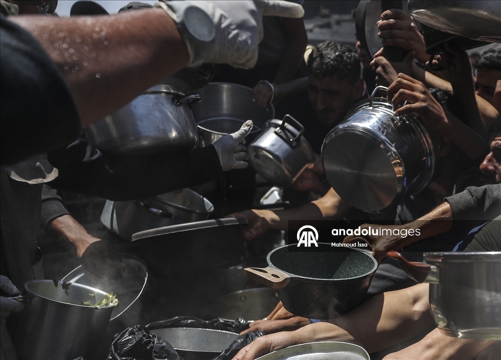 В Газе продолжает обострятся продовольственный кризис: у пунктов распределения помощи выстроились длинные очереди