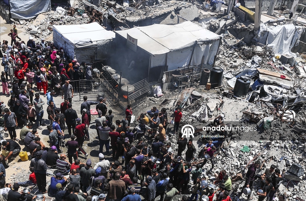 В Газе продолжает обострятся продовольственный кризис: у пунктов распределения помощи выстроились длинные очереди