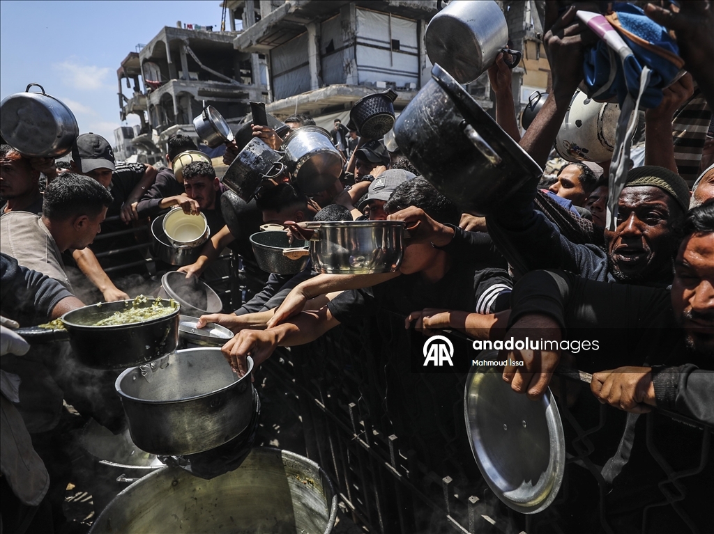 В Газе продолжает обострятся продовольственный кризис: у пунктов распределения помощи выстроились длинные очереди