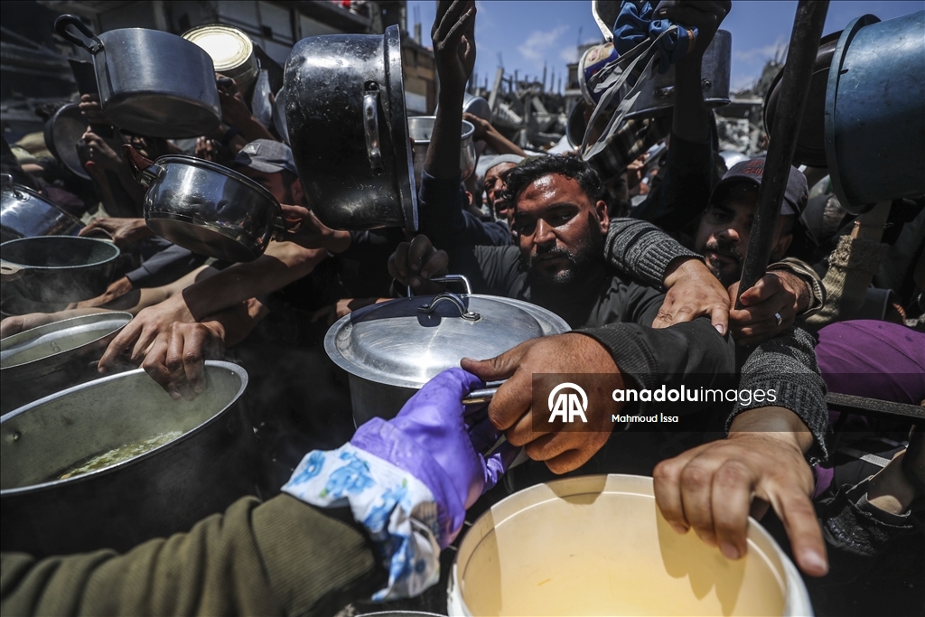 В Газе продолжает обострятся продовольственный кризис: у пунктов распределения помощи выстроились длинные очереди