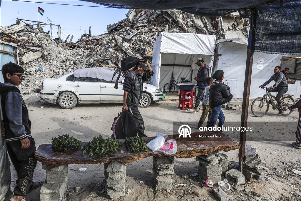 В Газе продолжает обострятся продовольственный кризис: у пунктов распределения помощи выстроились длинные очереди